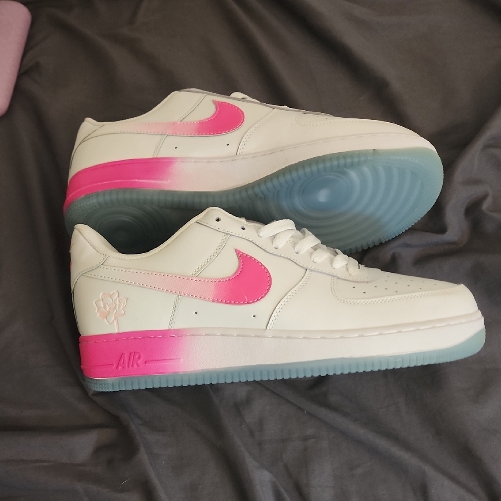 Nike White and Pink Sneakers with Leather Upper